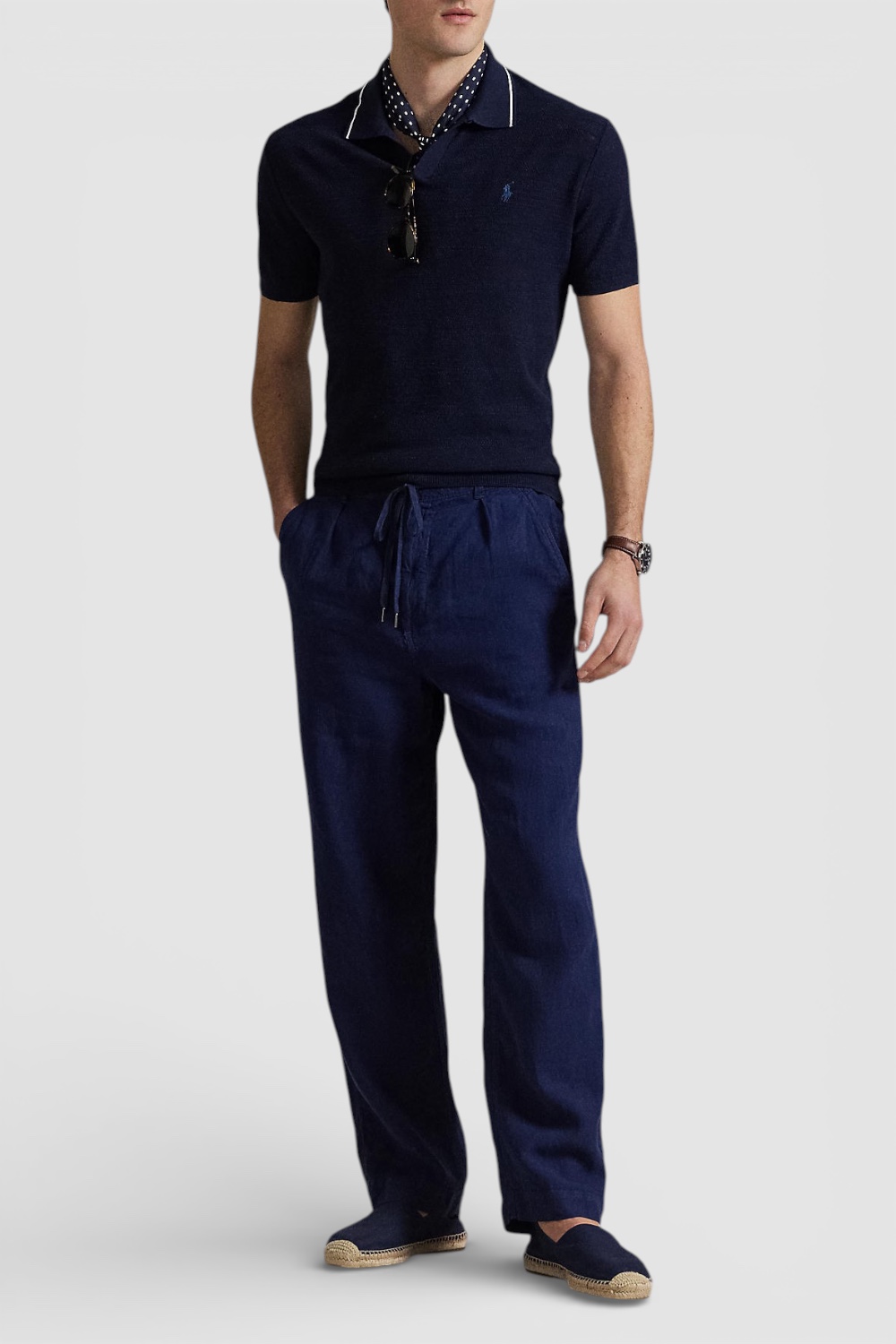 תמונת כל הלוק של מכנסיים ארוכים